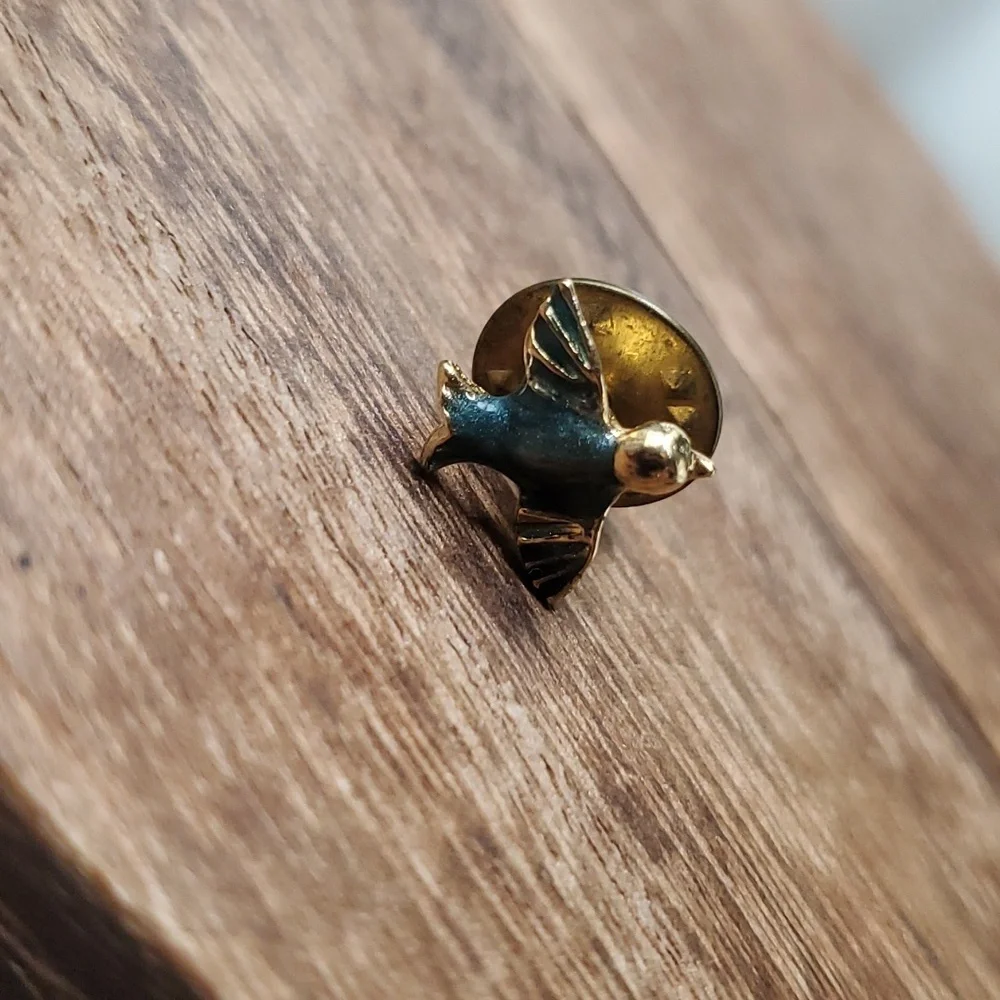 Adorable Bird Pin‎ Vintage B438